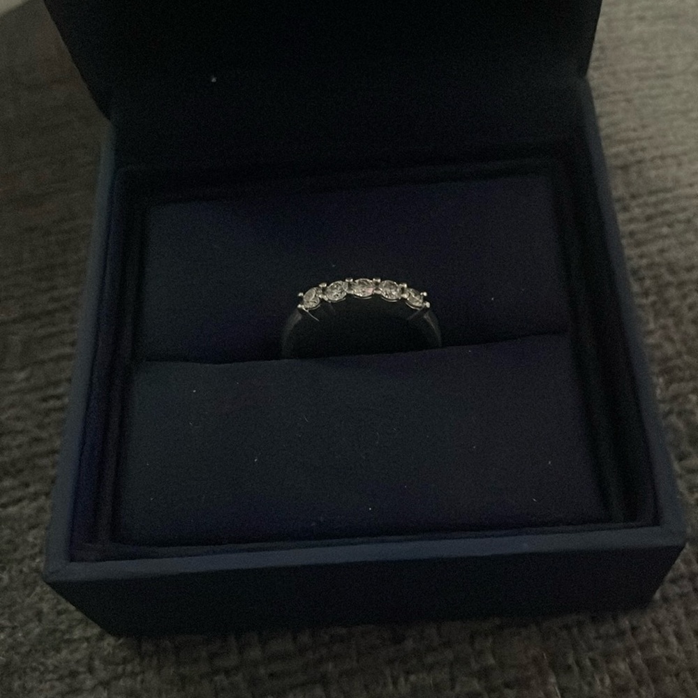 Ladies Platinum & Diamond Ring Size 7